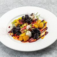Салат с вяленой свёклой, обожжённым персиком и сливочным кремом