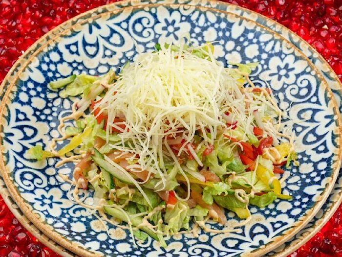 Легкий салат со слабосоленой семгой, сыром Пармезан и свежими овощами