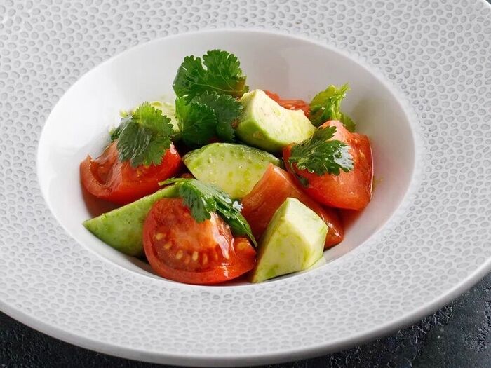 Салат из томатов и авокадо