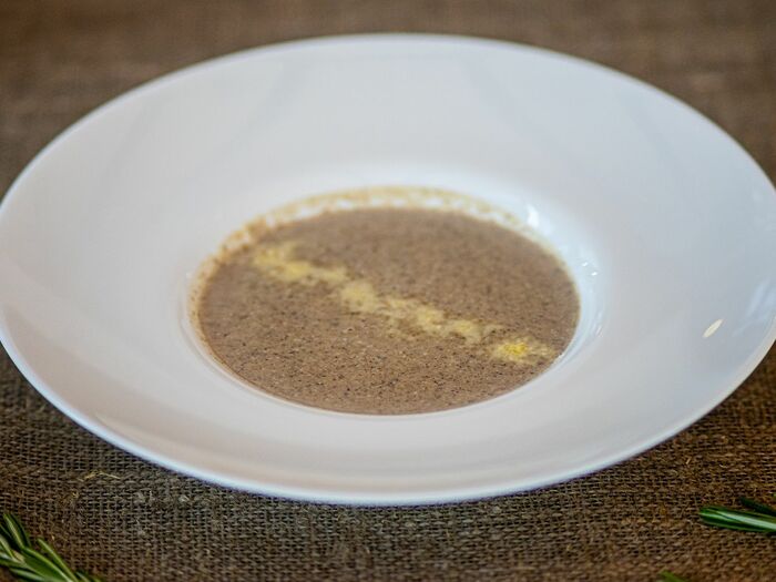 Крем-суп из королевских шампиньонов с пармезаном