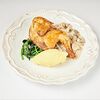 Фото к позиции меню Запеченный цыпленок в сливочно грибном соусе с пюре