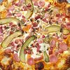 Фото к позиции меню Пицца с грибами, сосисками и солёным огурцом