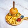Фото к позиции меню Американский бургер с картофелем фри