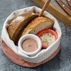 Фото к позиции меню Корзинка хлеба с трюфельным маслом и куриным паштетом