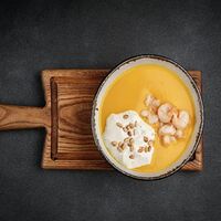 Суп из тыквы с креветками и пармезаном