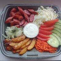 Шаурма с колбасками в тарелке