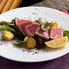 Фото к позиции меню Филе тихоокеанского тунца с салатом из рукколы и овощей