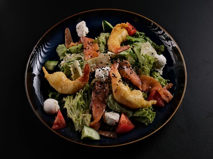 Салат с лососем и креветкой в темпуре