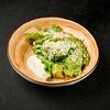 Фото к позиции меню Зеленый салат с авокадо в соусе киндзмари