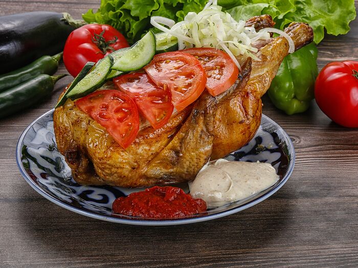 Курица гриль с лавашом и салатом
