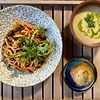 Фото к позиции меню 2 порции ланча: Крем-суп из цветной капусты, лингвини с грибами и оливками