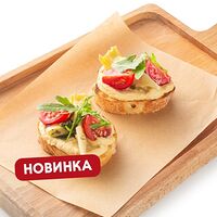 Тапас на пшеничном багете с хумусом, артишоками и томатами черри