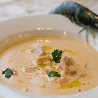 Крем-суп с лососем и креветками
