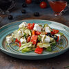 Фото к позиции меню Греческий салат с соусом песто
