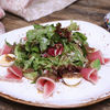 Фото к позиции меню Салат из тунца, микса листьев с перепелиным яйцом и авокадо