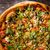 Фото к позиции меню Пицца с беконом, сыром фета и рукколой