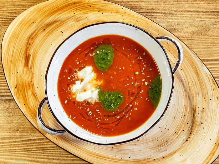 Томатный суп с соусом песто и сыром моцарелла