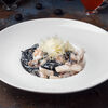 Фото к позиции меню Спагетти с чернилами каракатицы и морепродуктами в сливочном соусе