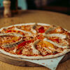 Фото к позиции меню Пицца с мюнхенскими колбасками, запеченным перцем и моцареллой
