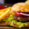 Фото к позиции меню Гамбургер из фермерской говядины с картофелем фри