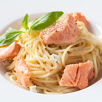 Спагетти с лососем и соусом Блю чиз