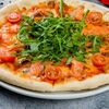 Фото к позиции меню Пицца с лососем и рукколой