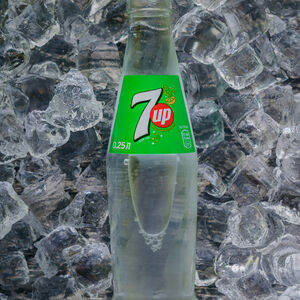 7up в стеклянной бутылке