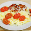 Фото к позиции меню Скрэмбл из трех яиц с беконом, черри и сыром пармезан