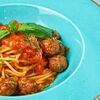 Фото к позиции меню Спагетти с мясными шариками в томатном соусе