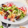 Фото к позиции меню Зеленый салат с морепродуктами и малиновым соусом