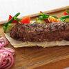 Фото к позиции меню Кебаб из говядины с овощным гарниром, лавашом и соусом барбекю