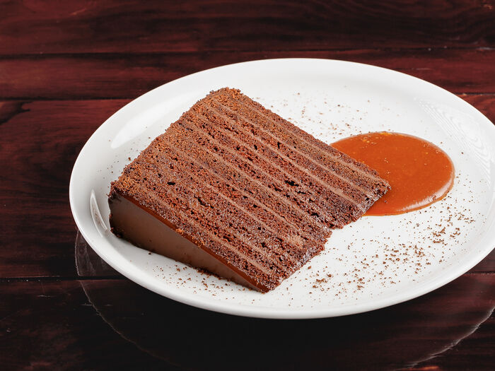 Шоколадный торт с соленой карамелью