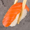 Фото к позиции меню Суши с копченым лососем