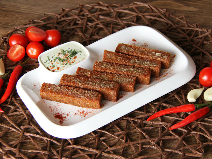 Гренки Бурже. Гренки с чесноком. Гренки на тарелке. Крымские гренки.