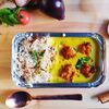 Фото к позиции меню Кади Чавал: овощные оладьи в соусе из йогурта и нутовой муки с рисом