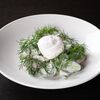 Фото к позиции меню Весенний салат с яйцом-пашот