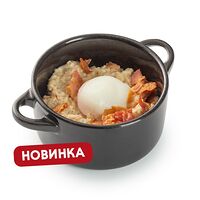 Каша овсяная с беконом и яйцом пашот