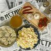 Фото к позиции меню Комбо обед №5 Пельмени с бульон, салат, соус и компот