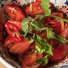 Фото к позиции меню Узбекские томаты со сванской солью, кинзой и сладким луком