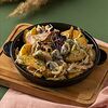 Фото к позиции меню Сковорода с жареным картофелем, грибами и беконом