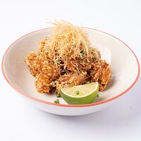 Криспи-цыпленок с соусом свит чили, нитями катаифи и лаймом