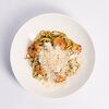 Фото к позиции меню Спагетти с креветками, соусом песто и сыром фета
