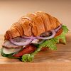 Фото к позиции меню Круассан-сэндвич с бужениной