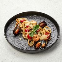 Спагетти с морепродуктами в сливочно-устричном соусе