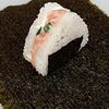 Фото к позиции меню Онигири с лососем и соусом спайси