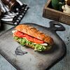 Фото к позиции меню Сэндвич в домашнем хлебе с куриной грудкой