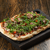 Фото к позиции меню Пицца с ростбифом и рукколой