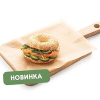 Бейгл с лососем и творожным сыром