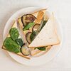 Фото к позиции меню Сэндвич с овощами, сыром тофу и соусом цезарь