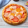 Фото к позиции меню Пицца с ветчиной с томатами и моцареллой